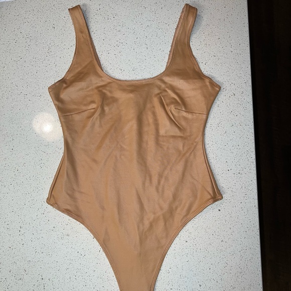 SKIMS WET JERSEY BODYSUIT OCHRE - Picture 1 of 4